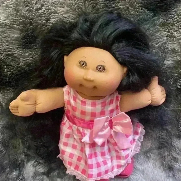 Cabbage Patch Kid  African American Girl 
Brown Eyes 2011 - Picture 3 of 3